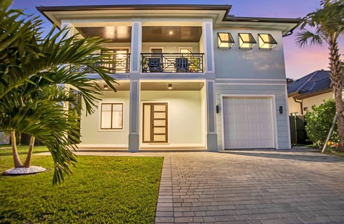 Riverside Park House | Huge! Modern, 5 bedroom home with the best backyard in all of FORT LAUDERDALE!