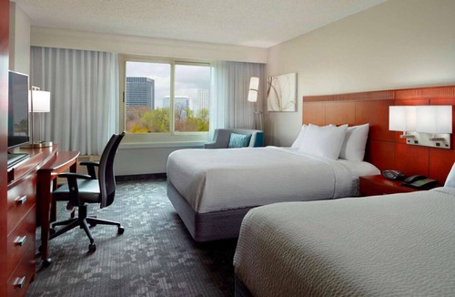 Home Park Hotel | Ideal Mix of Comfort and Value! 4 Modern Units, Pets Allowed, Seasonal Pool!