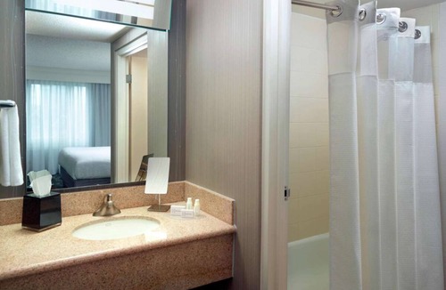 Home Park Hotel | Ideal Mix of Comfort and Value! 4 Modern Units, Pets Allowed, Seasonal Pool!