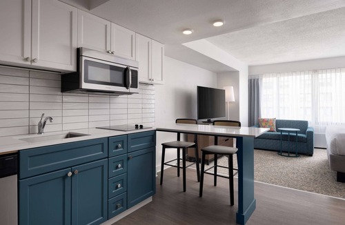 Streeterville Hotel | Ideal Mix of Comfort and Value! Free Breakfast, Near Water Tower Chicago