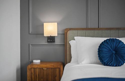 Lawrenceville Apartment | Immaculate Penthouse Double King Suite on Butler St with rooftop deck and free off street parking