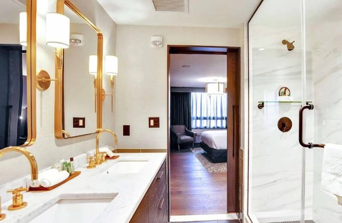 Dupont Circle Hotel | Indulge in Home Like Comfort! Seasonal Swimming Pool, Pets Allowed!