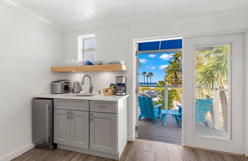 Pass-a-Grille Hotel | Inn on the Beach - 18+ only