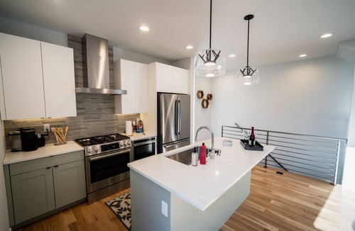 Alki House | Insta-worthy Views, Wine, Rooftop Firepit on Beach