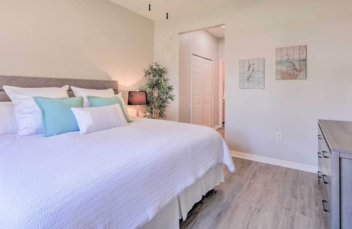 Bee Ridge Condo | Inviting Condo w/ Lanai - 8 Mi to Siesta Key!
