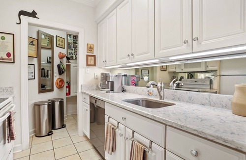 Historic Downtown Savannah Apartment | Inviting garden level apartment, The JAD Cox Suite