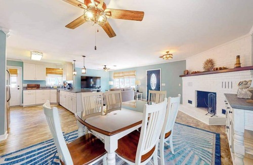 Caine Woods House | Inviting home near beaches with fast WiFi, AC, full kitchen & W/D - dog-friendly