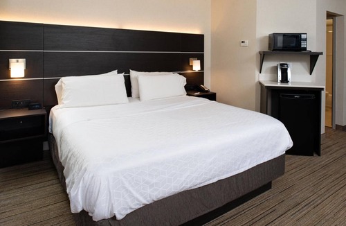 Dent Hotel | Inviting Room w/Breakfast for Families Near Newport Aquarium – 15 Minutes Away