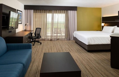 Dent Hotel | Inviting Room w/Breakfast for Families Near Newport Aquarium – 15 Minutes Away