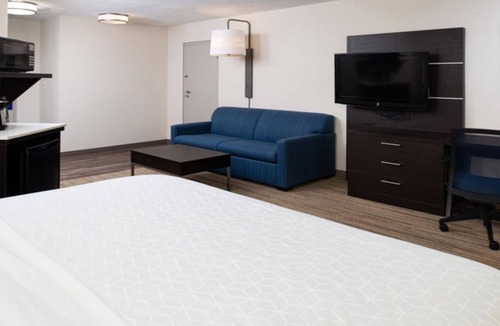 Dent Hotel | Inviting Room w/Breakfast for Families Near Newport Aquarium – 15 Minutes Away