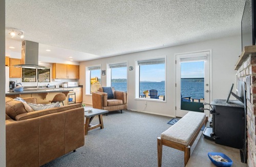 Gig Harbor House | Inviting Waterfront Haven ~BBQ