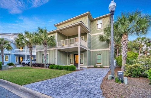Emerald Waters Village House | Iorana II | 2 PM Check In! | Game Room | Private Pool | Sleeps 21, Huge Private Master Suite! | Gated Community with Amenities