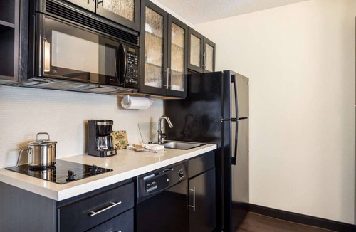 Gahanna Hotel | Irvine's Premier Destination for Business & Leisure! Pets Allowed, Full Kitchen!