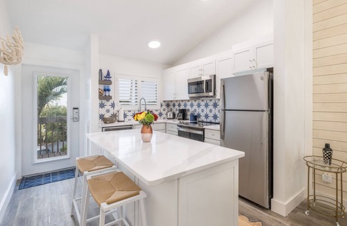 Captiva Apartment | Island Getaway | Free Parking, Pool| 2 Bedroom Marina Villa