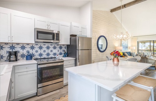 Captiva Apartment | Island Getaway | Free Parking, Pool| 2 Bedroom Marina Villa