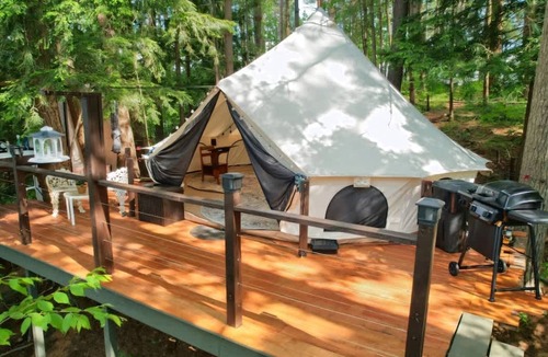 Brantingham House | Island Waterfront w Pontoon Boat Hottub Dogs Lv