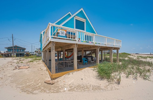 Jamaica Beach House | Jamaica Me Happy! OCEAN FRONT CUTIE Pet Friendly. Super Clean! Wall of windows!
