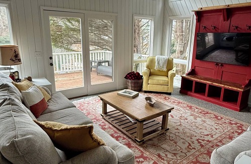 Lakemont House | JULY AVAILABILITY - Green Acres – Your lakefront place to be!