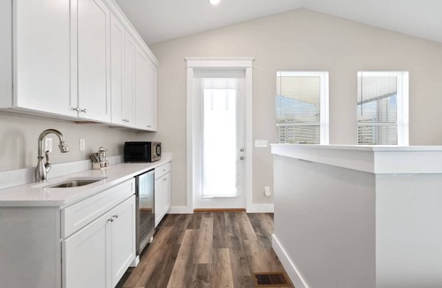 Holiday Beach House | July Beach Days & Sunset Nights – Hot Tub, Arcade, Fire Pit, Sun Deck, BBQ grill