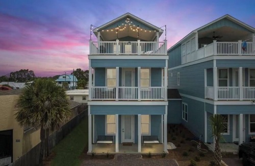 Holiday Beach House | July Beach Days & Sunset Nights – Hot Tub, Arcade, Fire Pit, Sun Deck, BBQ grill