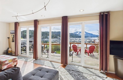 Juneau House | Juneau Oceanfront Home Overlooking Auke Bay
