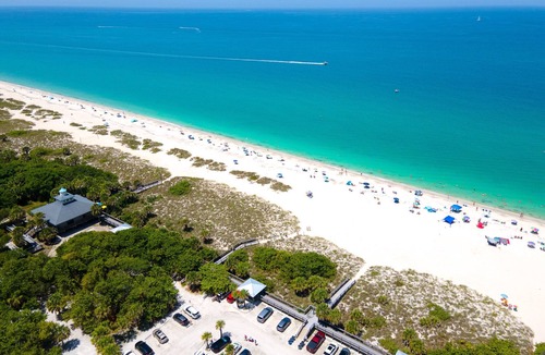 Laurel Condo | Just one minute drive to the beach.