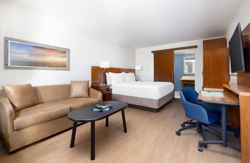 New Town Hotel | Key West Stay Ideal For Couple Close to Mallory Square | Outdoor Swimming Pool