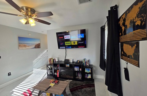 Lauderhill House | Kind Nest - 15 mins from downtown, airport, and beach. Washer/dryer available
