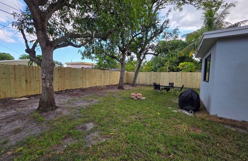 Lauderhill House | Kind Nest - 15 mins from downtown, airport, and beach. Washer/dryer available