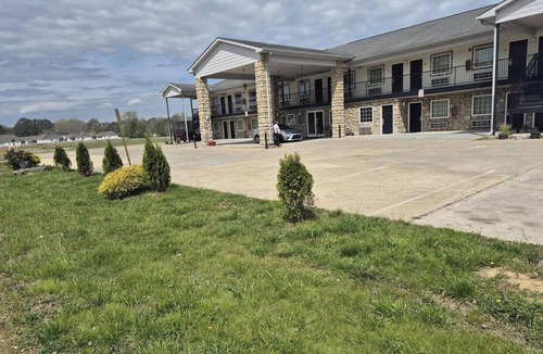 Chickamauga Apartment | King Bed Accessible Non-Smoking