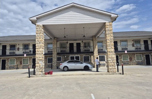 Chickamauga Apartment | King Bed Accessible Non-Smoking