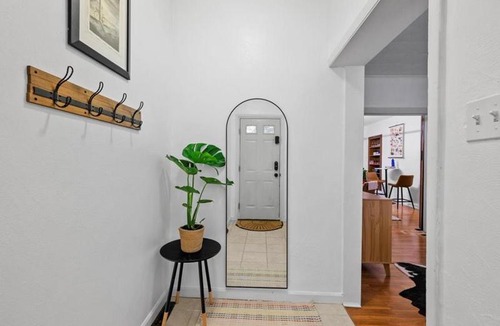 Lawrenceville Apartment | King Bed Apartment Near Butler St
