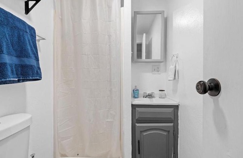 Lawrenceville Apartment | King Bed Apartment Near Butler St