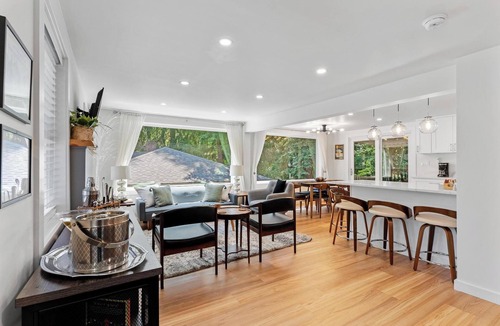 Victory Heights House | King Bed Firepit Creekside Pets OK Parking Near I-5 & UW & EV charger