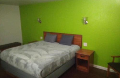 Livingston Apartment | King Bed Hotel Studio 220