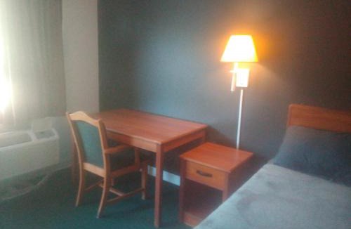 Livingston Apartment | King Bed Hotel Studio 220