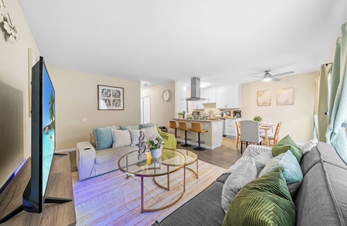 Mira Mesa Condo | King Bed, Pool, Hot Tub, 2 Parking, 2BR/1Bth in Mira Mesa