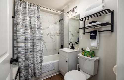Downtown Anchorage Apartment | King Bed Studio-Downtown Getaway