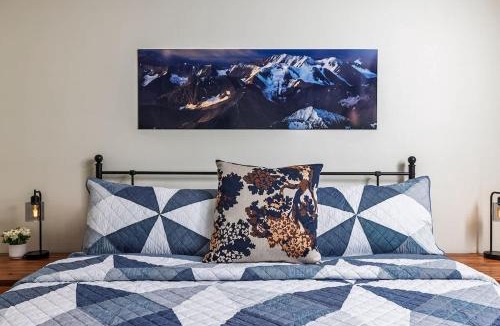 Downtown Anchorage Apartment | King Bed Studio-Downtown Getaway