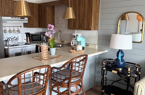 Emerald Isle Condo | King Bedroom Suite Condo - Walking Distance to Beach! Linens/Towels included!