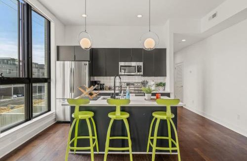 West Poplar Apartment | King Beds - Balcony - Gym - Close to The Met