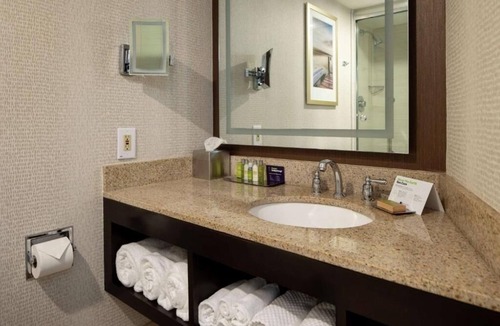 South Portland Hotel | King Room on Premium Floor w/Free Parking l Near Portland Jetport