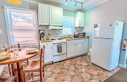 Buxton Apartment | King Studio | 6 | Pet Friendly