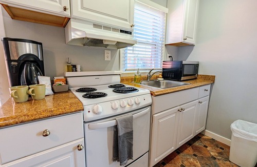 Buxton Apartment | King Studio | 6 | Pet Friendly