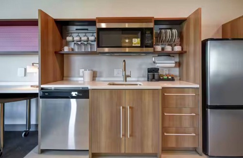 Jekyll Island Hotel | King Studio w/Kitchenette & Pool; 0.3 mi to Jekyll Island Convention Center
