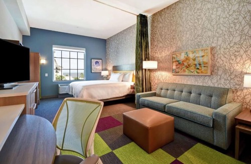 Jekyll Island Hotel | King Studio w/Kitchenette & Pool; 0.3 mi to Jekyll Island Convention Center