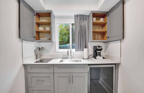 Galt Mile Apartment | King Suite with Kitchenette at Ocean Blvd Near the Beach!