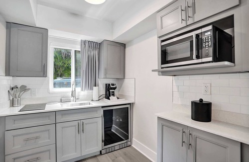 Galt Mile Apartment | King Suite with Kitchenette at Ocean Blvd Near the Beach!