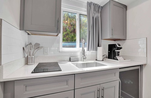 Galt Mile Apartment | King Suite with Kitchenette at Ocean Blvd Near the Beach!