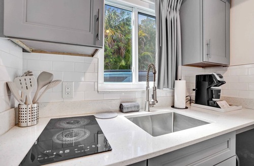 Galt Mile Apartment | King Suite with Kitchenette at Ocean Blvd Near the Beach!